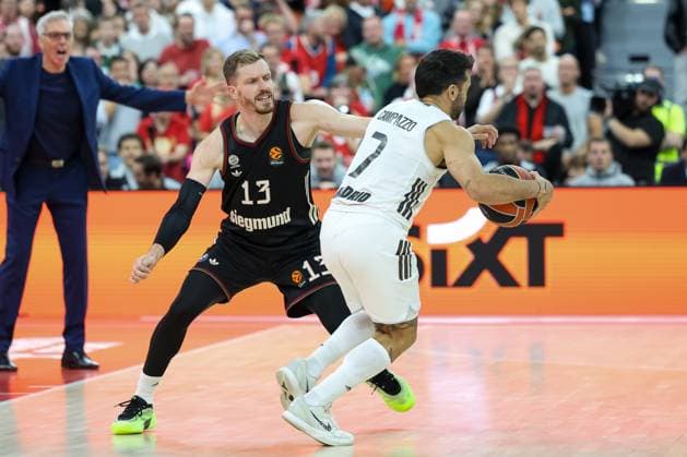 Andreas Obst (FC Bayern Basketball, 13) mit Facundo Campazzo (Real Madrid, 07), GER, FC Bayern Basketball vs. Real Madrid, Basketball, Euroleague, 7. Spieltag, Saison 2025 2026, 28.10.2025, GER, FC Bayern Basketball vs. Real Madrid, Basketball, Euroleague, 7. Spieltag, Saison 2025 2026, 28.10.2025 Muenchen Copyright: xEibner-Pressefoto JennixMaulx EP_JML
