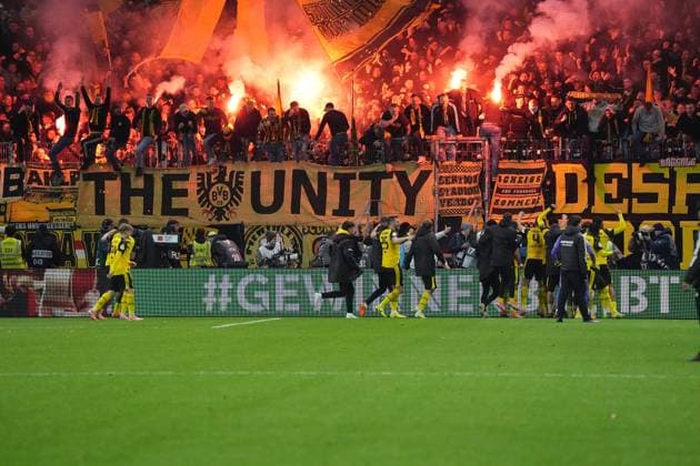 Dortmunder Spieler feiern mit ihren Fans, denn der Gewinner bleibt - Frankfurt 28.10.2025: Eintracht Frankfurt vs. Borussia Dortmund, Deutsche Bank Park, 2. Runde DFB-Pokal