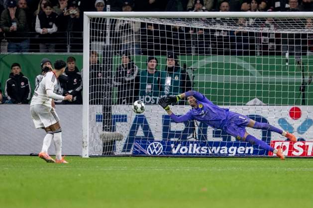 28.10.2025: Fußball: DFB Pokal, 2. Runde: Eintracht Frankfurt - Borussia Dortmund im Deutsche Bank Park. Torwart Gregor Kobel (Borussia Dortmund) hält den Elfmeter von Fares Chaibi (Eintracht Frankfurt). WICHTIGER HINWEIS: Gemäß den Vorgaben der DFL und des DFB ist es untersagt, in dem Stadion und oder vom Spiel angefertigte Fotoaufnahmen in Form von Sequenzbildern und oder videoähnlichen Fotostrecken zu verwerten bzw. verwerten zu lassen. Copyright: xDavidxInderliedx