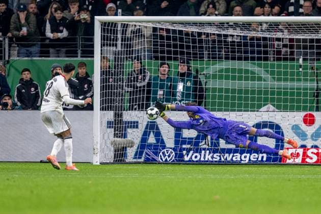 28.10.2025: Fußball: DFB Pokal, 2. Runde: Eintracht Frankfurt - Borussia Dortmund im Deutsche Bank Park. Torwart Gregor Kobel (Borussia Dortmund) hält den Elfmeter von Fares Chaibi (Eintracht Frankfurt). WICHTIGER HINWEIS: Gemäß den Vorgaben der DFL und des DFB ist es untersagt, in dem Stadion und oder vom Spiel angefertigte Fotoaufnahmen in Form von Sequenzbildern und oder videoähnlichen Fotostrecken zu verwerten bzw. verwerten zu lassen. Copyright: xDavidxInderliedx