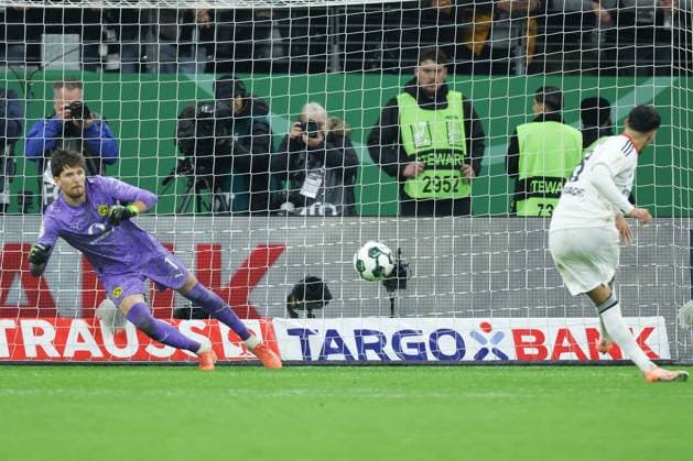 Eintracht Frankfurt - Borussia Dortmund, DFB-Pokal Torwart Gregor Kobel (Dortmund, 1) hält den Elfmeter von Fares Chaibi (Eintracht Frankfurt, 8). DFB-Pokalspiel zwischen Eintracht Frankfurt und Borussia Dortmund am 28. Oktober 2025 im Deutsche Bank Park in Frankfurt am Main., Frankfurt am Main Hessen Deutschland Deutsche Bank Park