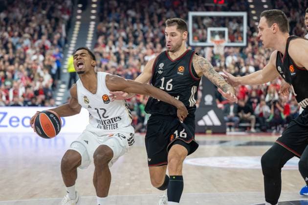 Theo Maledon 12 (Real Madrid) im Zweikampf mit Stefan Jovic 16 (FC Bayern Basketball), FC Bayern Basketball vs. Real Madrid, EuroLeague 7. Spieltag, 28.10.2025 Muenchen Bayern Deutschland