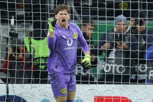 Eintracht Frankfurt - Borussia Dortmund, DFB-Pokal Torwart Gregor Kobel (Dortmund, 1) jubelt nachdem er den letzten Elfmeter von Fares Chaibi (Eintracht Frankfurt, 8) pariert hat. DFB-Pokalspiel zwischen Eintracht Frankfurt und Borussia Dortmund am 28. Oktober 2025 im Deutsche Bank Park in Frankfurt am Main., Frankfurt am Main Hessen Deutschland Deutsche Bank Park