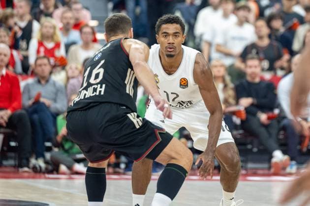 Theo Maledon 12 (Real Madrid) im Zweikampf mit Stefan Jovic 16 (FC Bayern Basketball), FC Bayern Basketball vs. Real Madrid, EuroLeague 7. Spieltag, 28.10.2025 Muenchen Bayern Deutschland