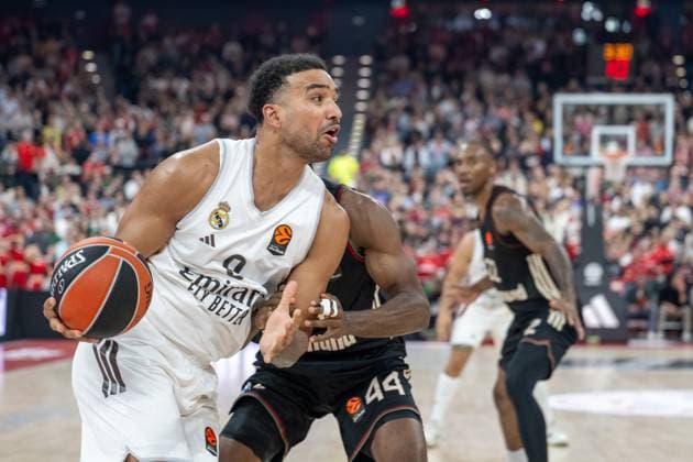 Trey Lyles 0 (Real Madrid) im Zweikampf mit Kamar Baldwin 44 (FC Bayern Basketball), FC Bayern Basketball vs. Real Madrid, EuroLeague 7. Spieltag, 28.10.2025 Muenchen Bayern Deutschland