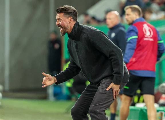 Chef-Trainer Sandro Wagner (FC Augsburg) mit Anweisungen an die Mannschaft, FC Augsburg vs. VfL Bochum 1848, Fussball, Maenner, DFL, DFB-Pokal, Saison 2025 2026, WWK Arena, Zweite Runde, 28.10.2025 Augsburg Bayern Deutschland