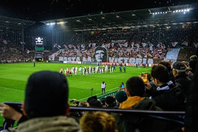 Fußball I Herren I Saison 2025-2026 I DFB-Pokal I 2. Runde I FC St. Pauli - TSG 1899 Hoffenheim I 28.10.2025 Die Choreo vom FC St. Pauli Hamburg Millerntor-Stadion Hamburg Deutschland Copyright: xLobecax xHenningxRohlfsx
