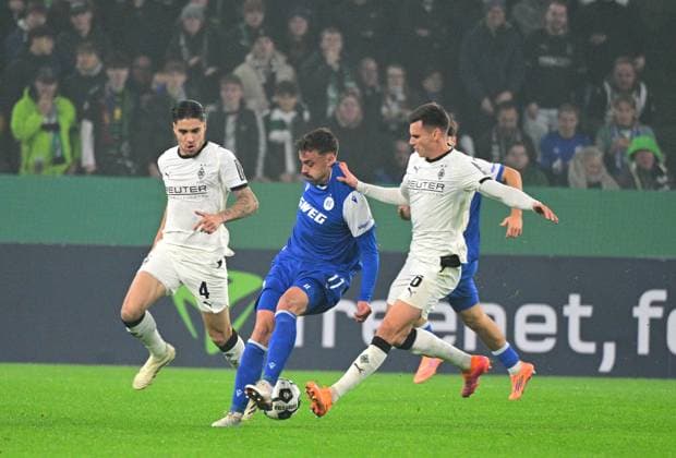 28.10.2025; Moenchengladbach; Fussball, Herren, Saison 2025 2026, DFB-Pokal, 2. Hauptrunde, Borussia Moenchengladbach vs. Karlsruher SC Zweikampf zwischen v. li. Philipp Foerster (Karlsruhe), Yannik Engelhardt (Gladbach). Im Hintergrund links schaut Kevin Diks (Gladbach) zu. DFL regulations prohibit any use of photographs as image sequences and or quasi-video. Borussia-Park NRW Deutschland