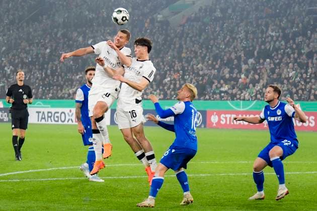 Strafraumszene Torchance von Nico Elvedi (Moenchengladbach 30) Philipp Sander (Moenchengladbach 16) 28.10.2025 Fussball Borussia Moenchengladbach vs Karlsruher SC, Borussia-Park, Moenchengladbach, DFB DFL REGULATIONS PROHIBIT ANY USE OF PHOTOGRAPHS AS IMAGE SEQUENCES AND OR QUASI-VIDEO