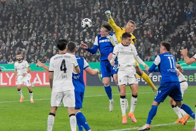 Strafraumszene Hans Christian Bernat (SC 1) vereitelt Torchance von Yannik Engelhardt (Moenchengladbach 6) 28.10.2025 Fussball Borussia Moenchengladbach vs Karlsruher SC, Borussia-Park, Moenchengladbach, DFB DFL REGULATIONS PROHIBIT ANY USE OF PHOTOGRAPHS AS IMAGE SEQUENCES AND OR QUASI-VIDEO