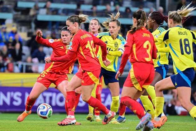 Spain s Maria MÃ ndez, Mapi Leon and Jana Fernandez make it past the Swedish defense during the women s Nations League semi-final between Sweden and Spain at Gamla Ullevi in Gothenburg, Sweden, Tuesday, October 28, 2025. GÖTEBORG SWEDEN x9200x