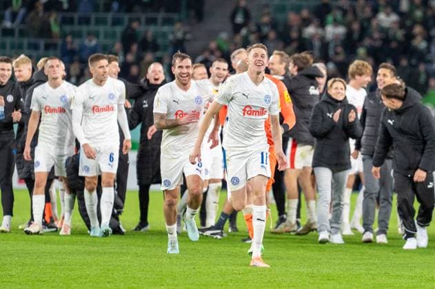 Deutschland, Fussball, DFB-Pokal, 2. Runde, 2025 2026, VfL Wolfsburg - Holstein Kiel am 28.10. in Wolfsburg (Volkswagen-Arena): Kiel feiert nach dem Schlusspfiff mit den eigenen Fans. Copyright: xSvenxHeidmannx