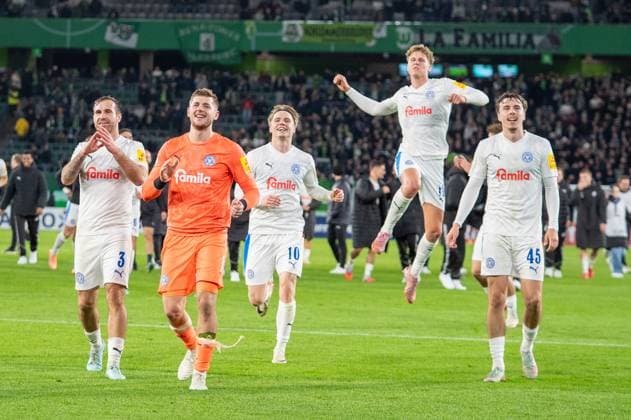 Deutschland, Fussball, DFB-Pokal, 2. Runde, 2025 2026, VfL Wolfsburg - Holstein Kiel am 28.10. in Wolfsburg (Volkswagen-Arena): Kiel feiert nach dem Schlusspfiff mit den eigenen Fans. Alexander Bernhardsson (Holstein Kiel 11) Timon Weiner (Holstein Kiel 1) Louis Köster (Holstein Kiel 45) Marco Komenda (Holstein Kiel 3) Copyright: xSvenxHeidmannx