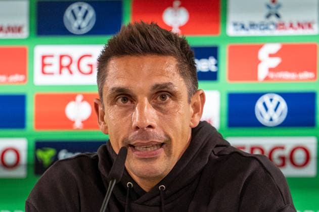 Deutschland, Fussball, DFB-Pokal, 2. Runde, 2025 2026, VfL Wolfsburg - Holstein Kiel am 28.10. in Wolfsburg (Volkswagen-Arena): Marcel Rapp (Trainer Holstein Kiel) auf der PK nach dem Spiel. Copyright: xSvenxHeidmannx