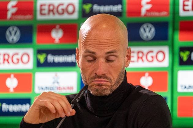 Deutschland, Fussball, DFB-Pokal, 2. Runde, 2025 2026, VfL Wolfsburg - Holstein Kiel am 28.10. in Wolfsburg (Volkswagen-Arena): Paul Simonis (Trainer VfL Wolfsburg) auf der PK nach dem Spiel. *** Germany, Football, DFB Cup, 2nd round, 2025 2026, VfL Wolfsburg Holstein Kiel on 28 10 in Wolfsburg Volkswagen Arena Paul Simonis Coach VfL Wolfsburg at the PK after the match Copyright: xSvenxHeidmannx