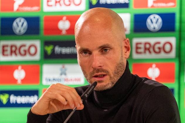 Deutschland, Fussball, DFB-Pokal, 2. Runde, 2025 2026, VfL Wolfsburg - Holstein Kiel am 28.10. in Wolfsburg (Volkswagen-Arena): Paul Simonis (Trainer VfL Wolfsburg) auf der PK nach dem Spiel. Copyright: xSvenxHeidmannx