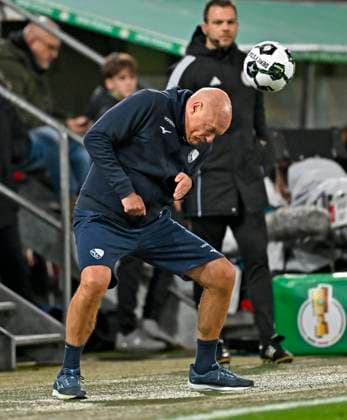 28.10.2025, Fussball DFB-Pokal 2025 2026, 2.Runde, FC Augsburg - VfL Bochum, in der WWK-Arena Augsburg. Trainer Uwe Rösler (VfL Bochum) köpft den Ball.