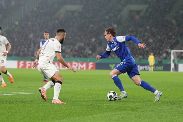 28.10.2025, xrekx, Fussball DFB Pokal 2.Runde, Borussia Moenchengladbach - Karlsruher SC v.l. Franck Honorat (Borussia Moenchengladbach) David Herold (Karlsruher SC) (DFL DFB REGULATIONS PROHIBIT ANY USE OF PHOTOGRAPHS as IMAGE SEQUENCES and or QUASI-VIDEO) Moenchengladbach