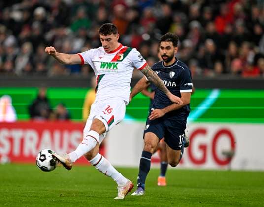 28.10.2025, Fussball DFB-Pokal 2025 2026, 2.Runde, FC Augsburg - VfL Bochum, in der WWK-Arena Augsburg. v.l. Cedric Adrian Zesiger (FC Augsburg) gegen Gerrit Holtmann (VfL Bochum)