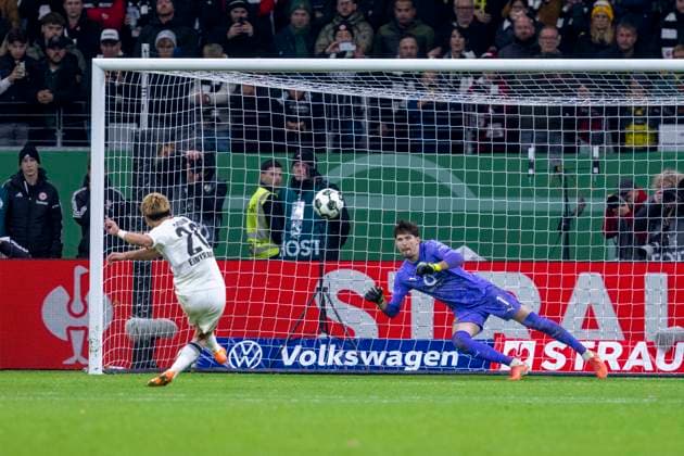 28.10.2025: Fußball: DFB Pokal, 2. Runde: Eintracht Frankfurt - Borussia Dortmund im Deutsche Bank Park. Ritsu Doan (Eintracht Frankfurt) schießt über das Tor. WICHTIGER HINWEIS: Gemäß den Vorgaben der DFL und des DFB ist es untersagt, in dem Stadion und oder vom Spiel angefertigte Fotoaufnahmen in Form von Sequenzbildern und oder videoähnlichen Fotostrecken zu verwerten bzw. verwerten zu lassen. Copyright: xDavidxInderliedx
