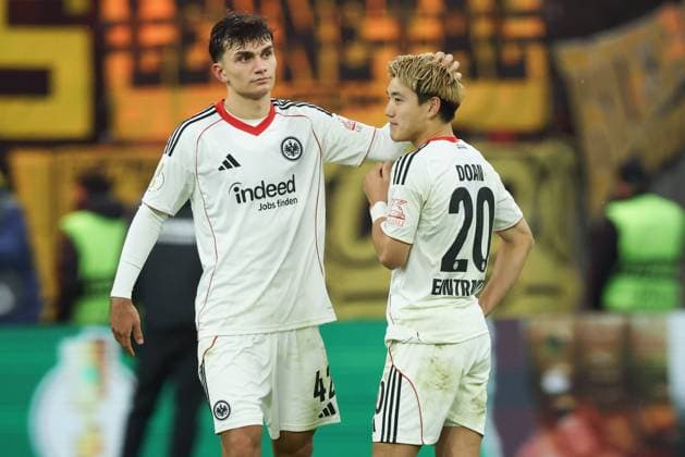 Eintracht Frankfurt - Borussia Dortmund, DFB-Pokal Can Uzun (Eintracht Frankfurt, 42) und Ritsu Doan (Eintracht Frankfurt, 20) nach der Niederlage im Elfmeterschießen. DFB-Pokalspiel zwischen Eintracht Frankfurt und Borussia Dortmund am 28. Oktober 2025 im Deutsche Bank Park in Frankfurt am Main., Frankfurt am Main Hessen Deutschland Deutsche Bank Park