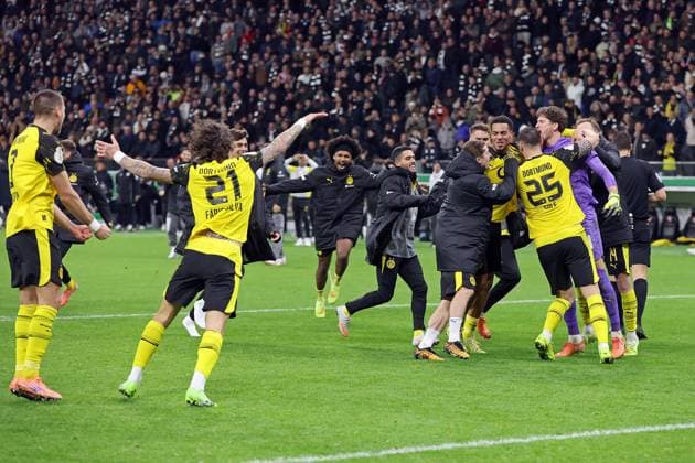 28.10.2025, xovx, Fußball DFB-Pokal, 2. Runde, Eintracht Frankfurt - Borussia Dortmund Die Spieler von Borussia Dortmund bejubeln den 5:3 Sieg im Elfmeterschießen (DFL DFB REGULATIONS PROHIBIT ANY USE OF PHOTOGRAPHS as IMAGE SEQUENCES and or QUASI-VIDEO) emspor Frankfurt am Main