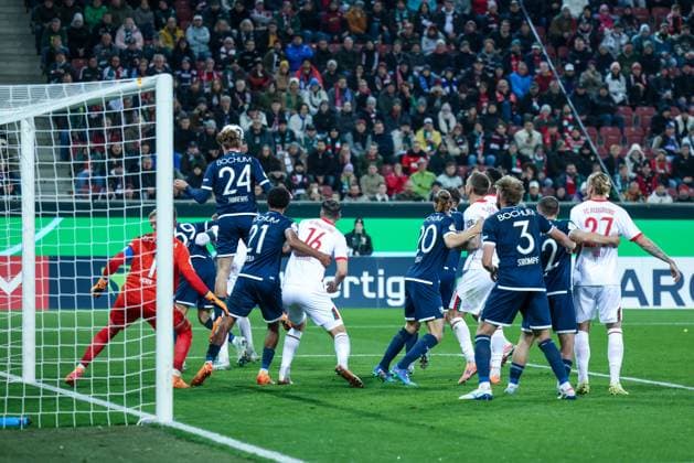Mats Pannewig 24 (VfL Bochum) wehrt eine Flanke per Kopf ab, FC Augsburg vs. VfL Bochum 1848, Fussball, Maenner, DFL, DFB-Pokal, Saison 2025 2026, WWK Arena, Zweite Runde, 28.10.2025 Augsburg Bayern Deutschland