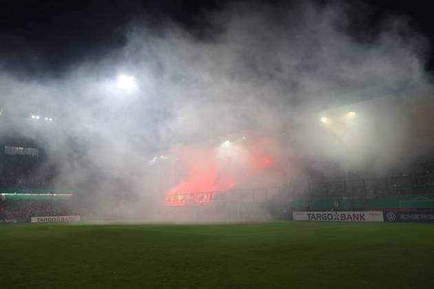 Pyroaktion der RB-Fans Fussball DFB-Pokal 2. Hauptrunde 2025 2026 FC Energie Cottbus - RB Leipzig