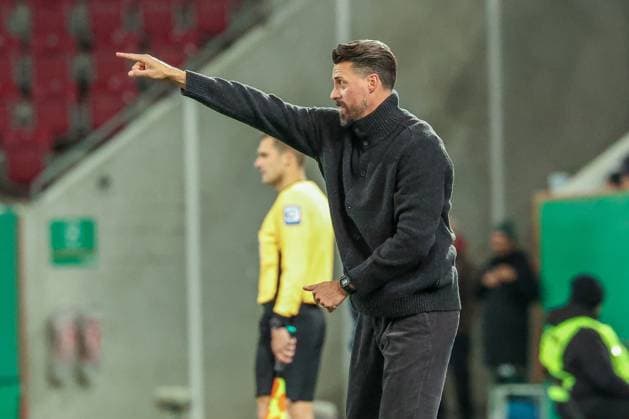 Chef-Trainer Sandro Wagner (FC Augsburg) mit Anweisungen an die Mannschaft, FC Augsburg vs. VfL Bochum 1848, Fussball, Maenner, DFL, DFB-Pokal, Saison 2025 2026, WWK Arena, Zweite Runde, 28.10.2025 Augsburg Bayern Deutschland