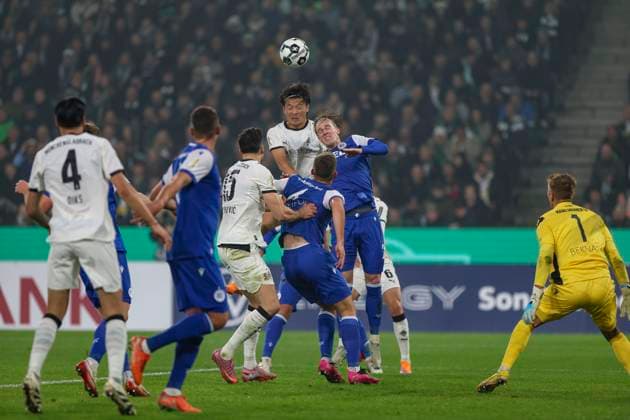 Mönchengladbach, Deutschland, 28.10.25: Shuto Machino (Borussia Mönchengladbach) und David Herold (Karlsruher SC) im Kampf um den Ball waehrend des Spiels der DFB-Pokal 2. Runde zwischen Borussia Mönchengladbach vs Karlsruher SC im Stadion im Borussia Park Mönchengladbach Stadion im Borussia Park North Rhine-Westphalia Germany Copyright: xBrauer-Fotoagenturx xAdrianxSchlx