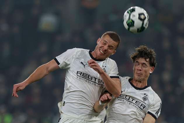 Mönchengladbach, Deutschland, 28.10.25: Nico Elvedi (Borussia Mönchengladbach) und Philipp Sander (Borussia Mönchengladbach) im Kampf um den Ball waehrend des Spiels der DFB-Pokal 2. Runde zwischen Borussia Mönchengladbach vs Karlsruher SC im Stadion im Borussia Park Mönchengladbach Stadion im Borussia Park North Rhine-Westphalia Germany Copyright: xBrauer-Fotoagenturx xAdrianxSchlx
