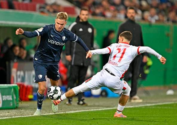 28.10.2025, Fussball DFB-Pokal 2025 2026, 2.Runde, FC Augsburg - VfL Bochum, in der WWK-Arena Augsburg. Leandro Morgalla (Bochum) gegen Ismael Gharbi (FC Augsburg)