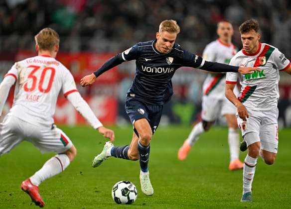 28.10.2025, Fussball DFB-Pokal 2025 2026, 2.Runde, FC Augsburg - VfL Bochum, in der WWK-Arena Augsburg. Leandro Morgalla (Bochum) gegen Ismael Gharbi (FC Augsburg)