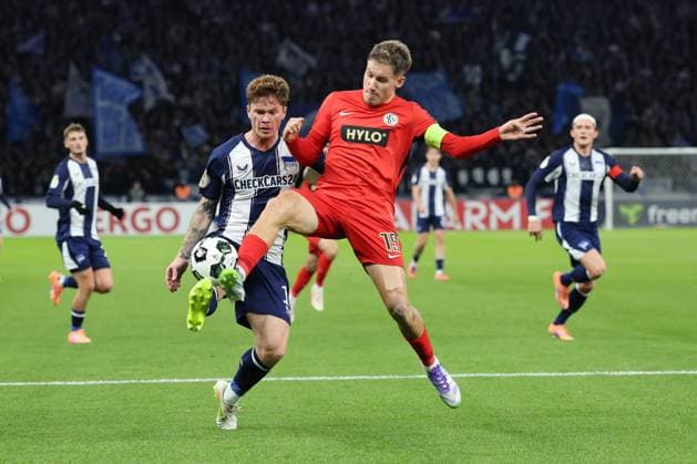 Hertha BSC vs SV Elversberg, 28.10.2025 BERLIN, GERMANY - OCTOBER 28: Lukas Finn Pinckert (SV Elversberg, 19) controls the ball against Sebastian Grønning (Hertha BSC 17), during the DFB Cup match (round 2) between Hertha BSC vs SV Elversberg at Olympiastadion on October 28, 2025 in Berlin, Germany. DFL REGULATIONS PROHIBIT ANY USE OF PHOTOGRAPHS AS IMAGE SEQUENCES AND OR QUASI-VIDEO. Copyright: xBEAUTIFULxSPORTS Frankex