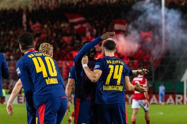 GER, DFB-Pokal, 2. Runde, FC Energie Cottbus - RB Leipzig 28.10.2025, LEAG Energie Stadion, Cottbus, GER, DFB-Pokal, 2. Runde, FC Energie Cottbus - RB Leipzig Christoph Baumgartner (RB Leipzig 14) jubelt Â