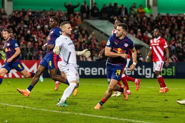 GER, DFB-Pokal, 2. Runde, FC Energie Cottbus - RB Leipzig 28.10.2025, LEAG Energie Stadion, Cottbus, GER, DFB-Pokal, 2. Runde, FC Energie Cottbus - RB Leipzig Christoph Baumgartner (RB Leipzig 14), Marius Funk (FC Energie Cottbus 33) Â