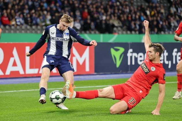 Hertha BSC vs SV Elversberg, 28.10.2025 BERLIN, GERMANY - OCTOBER 28: Julian Eitschberger (Hertha BSC 2) controls the ball against Daniel Pantschenko (SV Elversberg, 32), during the DFB Cup match (round 2) between Hertha BSC vs SV Elversberg at Olympiastadion on October 28, 2025 in Berlin, Germany. DFL REGULATIONS PROHIBIT ANY USE OF PHOTOGRAPHS AS IMAGE SEQUENCES AND OR QUASI-VIDEO. Copyright: xBEAUTIFULxSPORTS Frankex