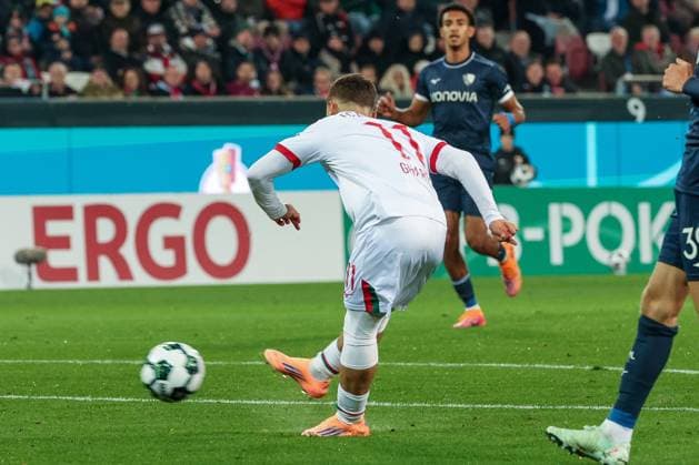 Ismael Gharbi 11 (FC Augsburg) mit einem Schuss aufs Tor, FC Augsburg vs. VfL Bochum 1848, Fussball, Maenner, DFL, DFB-Pokal, Saison 2025 2026, WWK Arena, Zweite Runde, 28.10.2025 Augsburg Bayern Deutschland