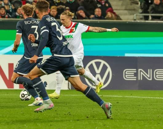Marius Wolf 27 (FC Augsburg) schiesst einen Schuss an die Latte, FC Augsburg vs. VfL Bochum 1848, Fussball, Maenner, DFL, DFB-Pokal, Saison 2025 2026, WWK Arena, Zweite Runde, 28.10.2025 Augsburg Bayern Deutschland