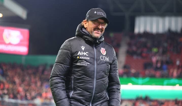 Cottbus - RB Leipzig DFB Pokal Cottbus, 28.10.2025, Stadion der Freundschaft, DFB Pokal, Runde 2 , FC Energie Cottbus vs. RB Leipzig , Im Bild: Claus-Dieter Pele Wollitz, Energie Cottbus. ,