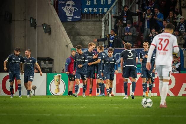 Jubel der Bochumer nach dem 0:1 durch Gerrit Holtmann 17 (VfL Bochum), Fabian Rieder 32 (FC Augsburg) enttaeuscht FC Augsburg vs. VfL Bochum 1848, Fussball, Maenner, DFL, DFB-Pokal, Saison 2025 2026, WWK Arena, Zweite Runde, 28.10.2025 Augsburg Bayern Deutschland