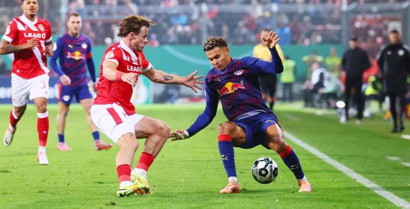 Cottbus - RB Leipzig DFB Pokal Cottbus, 28.10.2025, Stadion der Freundschaft, DFB Pokal, Runde 2 , FC Energie Cottbus vs. RB Leipzig , Im Bild von links; Henry Rorig ( 3 , Cottbus), Antonio Nusa (7, RB Leipzig). ,