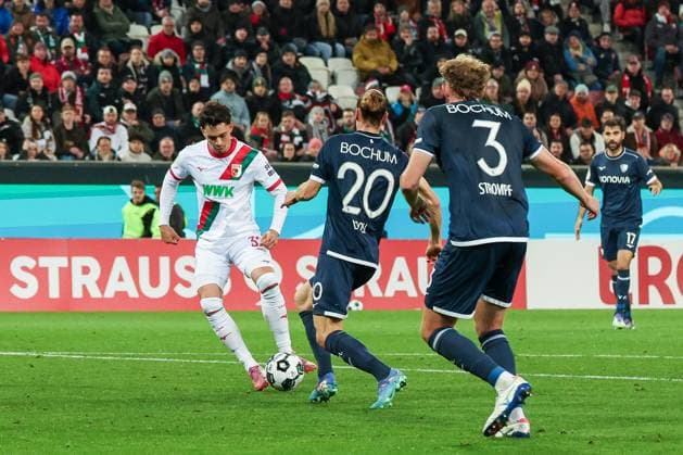 Fabian Rieder 32 (FC Augsburg) mit einer Chance, gegen Noah Loosli 20 (VfL Bochum) und Philipp Strompf 3 (VfL Bochum), FC Augsburg vs. VfL Bochum 1848, Fussball, Maenner, DFL, DFB-Pokal, Saison 2025 2026, WWK Arena, Zweite Runde, 28.10.2025 Augsburg Bayern Deutschland