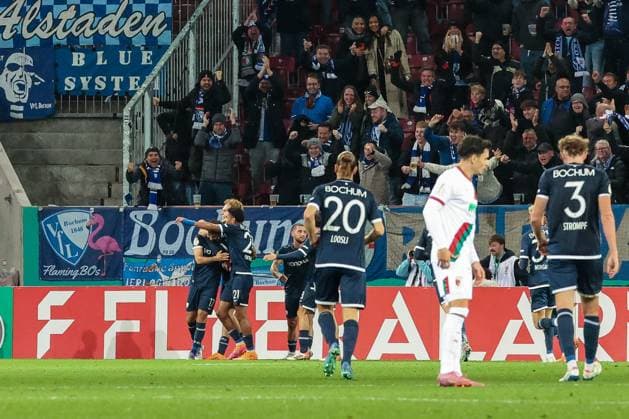 Jubel der Bochumer nach dem 0:1 durch Gerrit Holtmann 17 (VfL Bochum), FC Augsburg vs. VfL Bochum 1848, Fussball, Maenner, DFL, DFB-Pokal, Saison 2025 2026, WWK Arena, Zweite Runde, 28.10.2025 Augsburg Bayern Deutschland