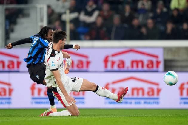Atalanta s Ademola Lookman scores 1-1 during the Serie A soccer match between Atalanta and Ac Milan at the New Balance Stadium in Bergamo , north Italy - Tuesday , October 28 , 2025. - Soccer .  Copyright: xSpada LaPressex