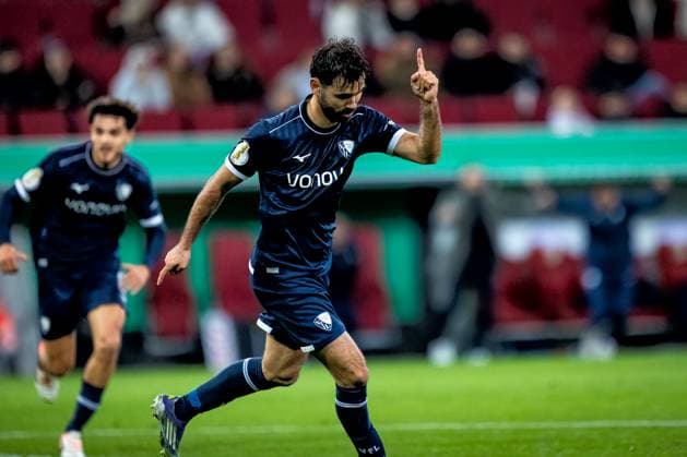 Fussball, Saison 2025 2026, DFB-Pokal, WWK-Arena Augsburg, 2. Runde, FC Augsburg - VfL Bochum, 28.10.2025 28.10.2025, Fussball, Saison 2025 2026, DFB-Pokal, WWK-Arena Augsburg, 2. Runde, FC Augsburg - VfL Bochum, Torjubel Jubel Freude nach Treffer Tor Torschuss zum 0:1 durch 17 Gerrit Holtmann (VfL Bochum) Foto: Lucca Fundel Augsburg WWK-Arena Bayern Deutschland