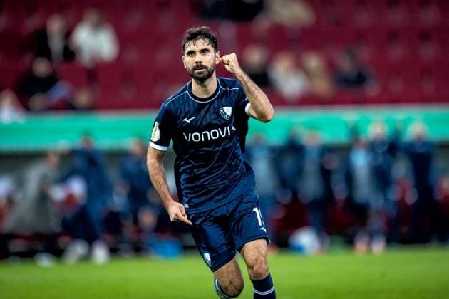 Fussball, Saison 2025 2026, DFB-Pokal, WWK-Arena Augsburg, 2. Runde, FC Augsburg - VfL Bochum, 28.10.2025 28.10.2025, Fussball, Saison 2025 2026, DFB-Pokal, WWK-Arena Augsburg, 2. Runde, FC Augsburg - VfL Bochum, Torjubel Jubel Freude nach Treffer Tor Torschuss zum 0:1 durch 17 Gerrit Holtmann (VfL Bochum) Foto: Lucca Fundel Augsburg WWK-Arena Bayern Deutschland