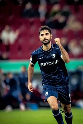 Fussball, Saison 2025 2026, DFB-Pokal, WWK-Arena Augsburg, 2. Runde, FC Augsburg - VfL Bochum, 28.10.2025 28.10.2025, Fussball, Saison 2025 2026, DFB-Pokal, WWK-Arena Augsburg, 2. Runde, FC Augsburg - VfL Bochum, Torjubel Jubel Freude nach Treffer Tor Torschuss zum 0:1 durch 17 Gerrit Holtmann (VfL Bochum) Foto: Lucca Fundel Augsburg WWK-Arena Bayern Deutschland