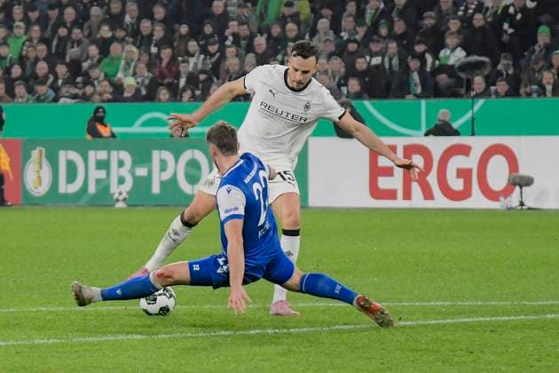 v. li. im Zweikampf Haris Tabakovic (Moenchengladbach 15) Christoph Kobald (SC 22) 28.10.2025 Fussball Borussia Moenchengladbach vs Karlsruher SC, Borussia-Park, Moenchengladbach, DFB DFL REGULATIONS PROHIBIT ANY USE OF PHOTOGRAPHS AS IMAGE SEQUENCES AND OR QUASI-VIDEO