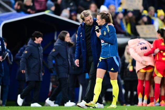 GÖTEBORG, SVERIGE 20251028 Sveriges förbundskapten Tony Gustavsson och Nathalie Björn efter förlusten, 0-1, i fotbollsdamernas Nations League-semifinal mellan Sverige och Spanien pa Gamla Ullevi. GÖTEBORG SVERIGE x9200x